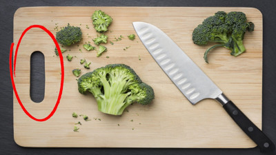 Kesme tahtasındaki deliklerin sırrı ortaya çıktı. Meğer bu işe yarıyormuş: Kesme tahtasındaki delik neye yarar?