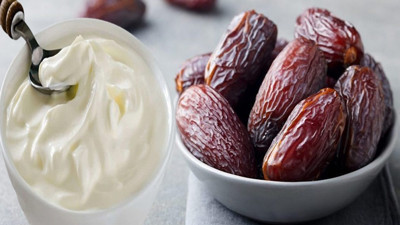 Evde hurması olan hemen denesin: Yoğurdun içine hurma ekleyin ve yiyin. Hurma ve yoğurt karşımı neye iyi gelir?