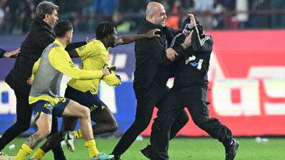 Trabzonspor Fenerbahçe maçının bitiş düdüğüyle ortalık karıştı. Taraftarlar sahaya indi