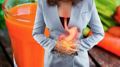 Mide yanmasından kıvrananlar hemen denesin: Herkesin mutfağında bulunuyor. Suyu tam bir şifa kanyağı