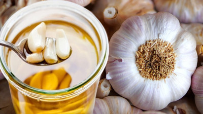 Evde zeytinyağı olan hemen denesin: Sarımsakları zeytinyağında bekletin ve yiyin. Sarımsak ve zeytinyağı karışımının faydaları nedir?