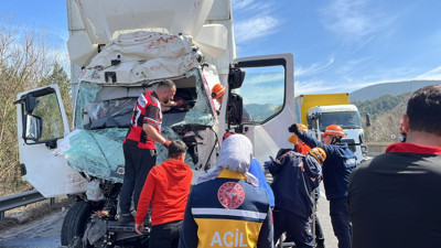 Can pazarı yaşandı, emniyet şeridinde bulunan TIR'a kamyon çarptı: Sürücü hurdaya dönen araçtan güçlükle çıkarıldı