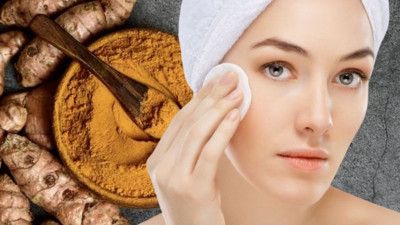 Zerdeçalı gözlerinin etrafına sürenler yaşadı... Meğer eskiler bu formülü uyguluyormuş. Gözünün etrafına zerdeçal sürmek neye iyi gelir?