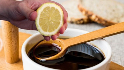 Pekmezin içine birkaç damla sıkmak yeterli. Sabahları 1 kaşık içenlerde o problemlerden eser kalmıyor. Pekmez limon ikilisinin faydaları nelerdir?