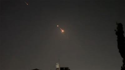 Son dakika haberi... İsrail İran'ı vurdu. İran Devlet Televizyonu: İsfahan eyaletinden patlama sesleri geliyor