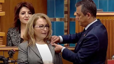 Meral Akşener yine çok kızacak! CHP'ye katıldı. Akşener "partiden ayrılacak en son kişi" demişti. Ayşe Sibel Yanıkömeroğlu CHP'ye geçti