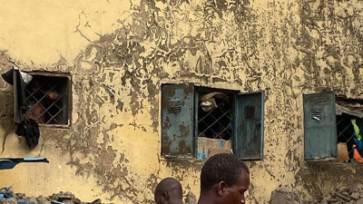 Şiddetli yağışlardan hapishanenin duvarları yıkılınca 118 mahkum firar etti! Nijerya’da şiddetli yağışlar sonucu hasar alan hapishaneden 118 mahkum kaçtı