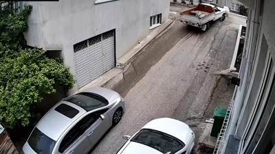 Yokuşta aracı kaldıramayınca olanlar oldu! Arkasındaki otomobile çarpan sürücü böyle kaçtı