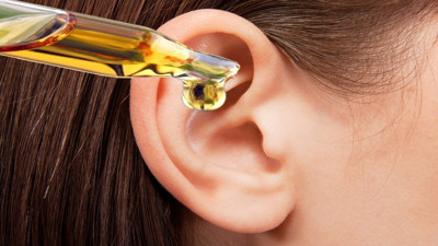 Kulağınıza badem yağı damlatın o dertten kurtulun: Kulağa badem yağı damlatmak neye iyi gelir?