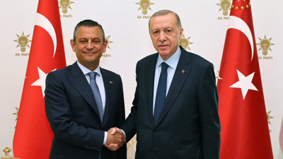 Sosyal medya bu görüntülerle çalkalanıyor. Özgür Özel'den Erdoğan'a 'Cumhuriyet Ateşi' hediyesi. İşte Erdoğan-Özel görüşmesinde yaşananlar...