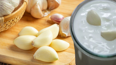 Duyunca sakın burun kıvırmayın: Sütün içine 5 diş sarımsak ekleyip içende o sorundan eser kalmıyor. Sarımsaklı süt neye iyi gelir?