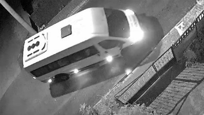 Kocaeli'de pes dedirten hırsızlık kamerada! Servis aracı ile gelip apartmanın önündeki çöp bidonunu çaldılar