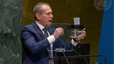 İsrailli diplomattan skandal hareket! BM'nin kuruluş anlaşması metnini kağıt öğütücüye koyarak parçaladı