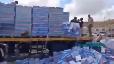 Mahrumların ahını aldılar. İsrailli aşırı sağcılar Gazze'ye giden tırların önünü kesip yardımları yola döktü. Araçları da ateşe verdiler