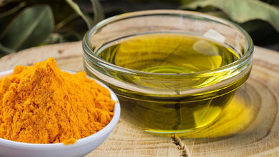 Zeytinyağına zerdeçal ekleyip içende o sorundan eser kalmıyor: Zeytinyağı ve zerdeçal karışımı neye iyi gelir?