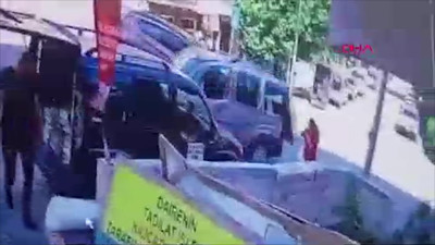 Ankara'da korkunç kaza! Otomobille çarpışan hafif ticari aracın açılan bagaj kapağı kadına böyle çarptı