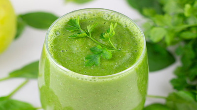 Günde 1 bardak içen doktorun kapısından geçmeyecek: Maydanoz suyunun mucizevi faydaları varmış. Maydanoz suyu içmek neye iyi gelir?