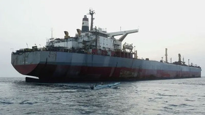 Bölgede gerilim artıyor! İran destekli Husiler ABD gemilerini vurdu