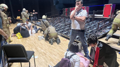 Cemal Reşit Rey'de sahnedeki dev ekran çöktü: 3 veli ve 3 öğrenci yaralandı