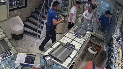 Kuyumcu dükkanında hırsızlık! 300 bin liralık bilezikleri bir anda alıp kaçtı