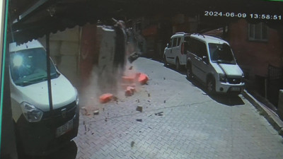 Şişli’de yokuştan kayan kamyon yan yattı! Facianın eşiğinden dönülen anlar saniye saniye böyle görüntülendi