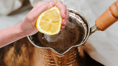 Türk kahvesine 3 damla limon sıkıp içince o sorun kökten çözülüyormuş: Türk kahvesi ve limon neye iyi gelir?