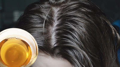 Hızlı yağlanan saçlara son veren formül bulundu: Sadece suyla karıştırıp sürmek yetiyormuş. Saç yağlanmasına ne iyi gelir?