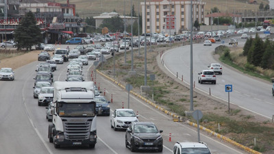 43 ilin bağlantı noktası! 'Kilit kavşak'ta yoğunluk başladı. Bazı kavşaklar trafiğe kapatıldı. Yoğunluğun artarak devam etmesi bekleniyor