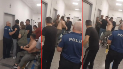 Hastanede korku dolu anlar! Hasta ve yakınları küfürler savurarak doktora saldırdı. Tekerlekli sandalyedeki hastayı araya girenler zor tuttu