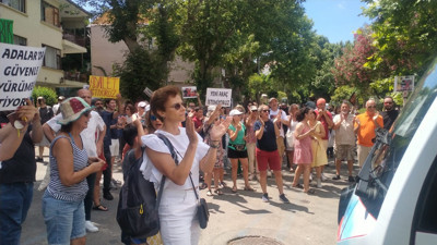 Adalar yine karıştı. İBB'nin 20 kişilik elektrikli minibüslerine karşı eylem. Polis müdahale etti. Fenalaşan ve gözaltına alınanlar var