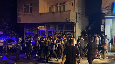 İstanbul Sancaktepe'de hareketli anlar! Evini ateşe veren kişiyi linçten polis kurtardı. Polis ekipleri ile mahalleli arasında arbede yaşandı