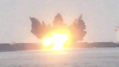 Görüntüler ortaya çıktı! Husiler, Kızıldeniz'de Yunan gemisinin vurulma anını yayınladı