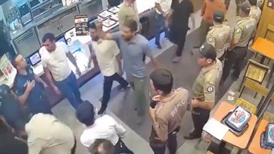 Burger King baskınında dikkat çeken görüntü. Eylemcilerin yanında polis ve bekçi var
