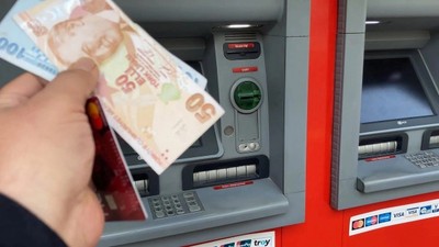 Meğer yıllardır yanlış biliyormuşuz. ATM'lerdeki kırmızı tuşun gizli sırrı ortaya çıktı. Para çekerken dikkat...