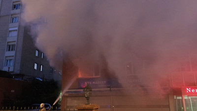 İstanbul Ataşehir alevlerle uyandı! 14 katlı binada yangın çıktı, itfaiye müdahale etti bir kişi yangında yaralandı