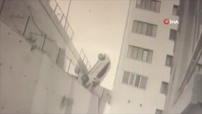 Kaza anı saniye saniye kamerada! Ankara'da direksiyon hakimiyetini kaybeden sürücü, metrelerce yükseklikten aşağıya böyle uçtu