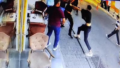 Restoranda tuvalet kavgasında ortalık savaş alanına döndü! Tekme ve yumrukların havada uçuştuğu anlar kameraya böyle yansıdı