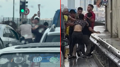 Pendik'te yol verme tartışmasında ortalık karıştı! Tekme ve yumrukların havada uçuştuğu anlar kameraya böyle yansıdı