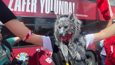 Heyecan doruğa çıktı. Hollanda-Türkiye maçı öncesi Berlin sokakları kırmızı beyaza büründü. A Milliler çeyrek finalde Hollanda'ya 2-1 yenildi