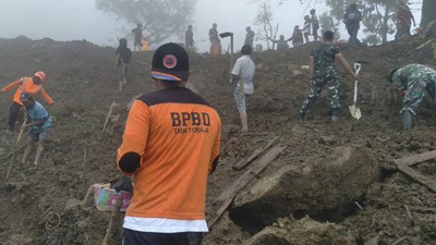 Altın madeni sahasında heyelan faciası. 11 işçi öldü, 19 işçi kayıp. Afet Ajansı yetkilileri uyardı: 10 Temmuz'a kadar devam edecek.  Endonezya aşırı yağışlar faciaya neden oldu