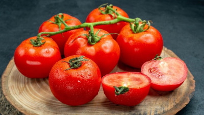 Kahvaltıda çatal çatal yiyoruz ama... Meğer sağlığımızla oynuyormuşuz. Sabahları aç karnına domates yemenin zararları nelerdir?