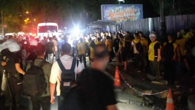 Kızılay'a yürüyen öğretmenlere polisten sert müdahale geldi. Basın açıklaması yapan öğretmenler gözaltında: 11 kişi serbest kalana kadar parkta nöbet tutacaklar