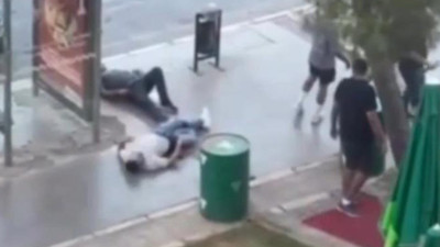 İzmir'de dehşet! 'Kafe önüne park edemezsin' kavgasında silahlar konuştu. 3 kişinin yaralandığı anlar kameraya böyle yansıdı