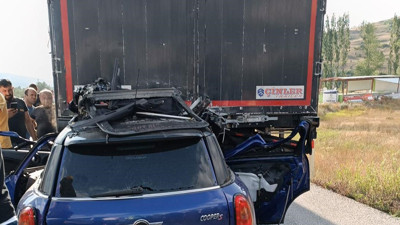 Erzincan'da feci olay! Otomobille TIR çarpıştı: Avukat anne öldü, oğlu yaralandı