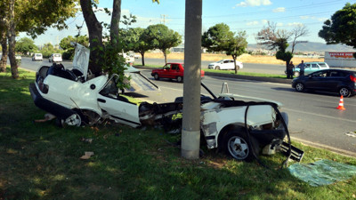 Kahramanmaraş'ta feci kaza. Ağaca çarpan otomobil ikiye ayrıldı. 1 kişi öldü, 1 kişi ağır yaralandı