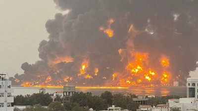 İsrail  Yemen'i hedef aldı. Savaş uçakları Hudeyde Limanı'na saldırı düzenledi. Saldırıda ölü ve yaralılar var