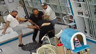 45 lira için tartıştıkları veteriner hekime dehşeti yaşattılar. Sürükleyerek dükkandan çıkarıp tekme ve yumruklarla dövdüler