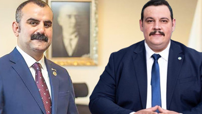 İYİ Parti'de yaprak dökümü sürüyor.  İYİ Partili iki belediye başkanı partisinden istifa etti. Belediye Başkanı Ediz Martin katılacağı partiyi de açıkladı