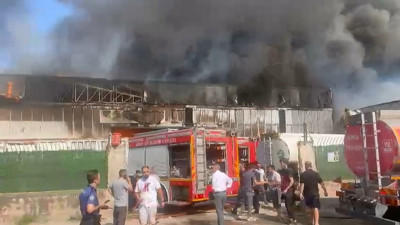 Bursa'da büyük yangın!  Geri dönüşüm fabrikasında başlayan yangın kontrol altına alındı. Ekiplerin uzun süren müdahalesi sonrası soğutma çalışmaları sürüyor