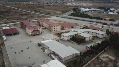 Çok sayıda mahkum yemekten zehirlendi. Cezaevinin içerisinde sahra hastanesi kuruldu